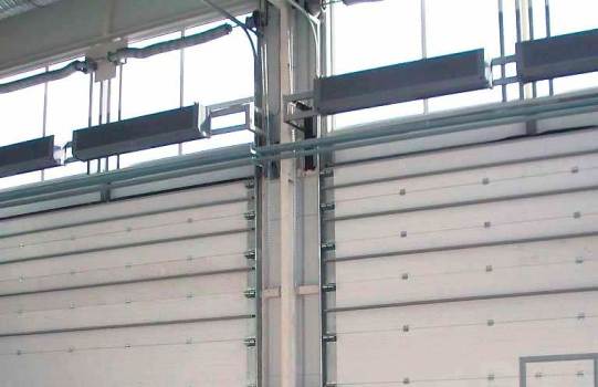 компактная воздушно тепловая завеса для промышленных ворот